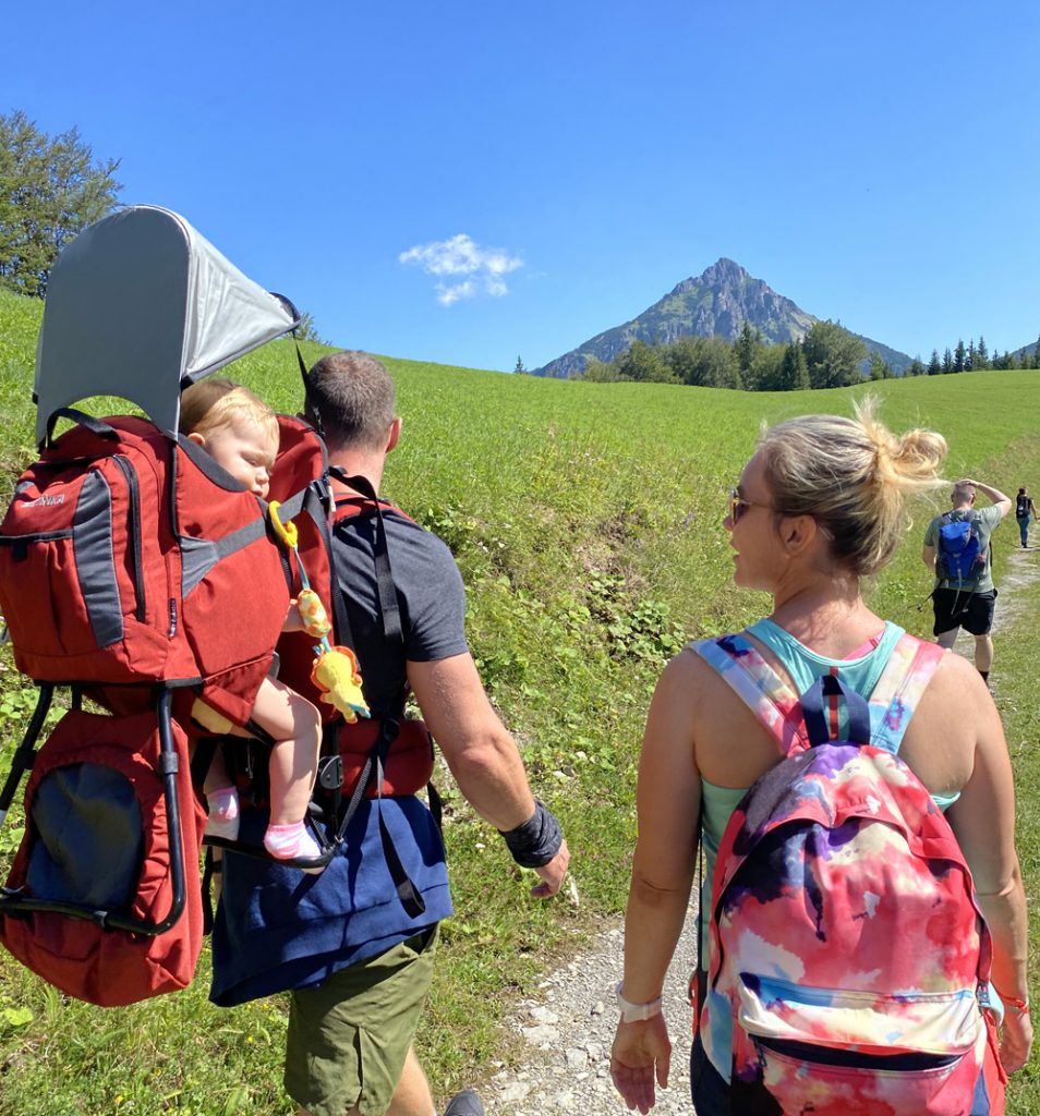 Dieťa v turistickom nosiči